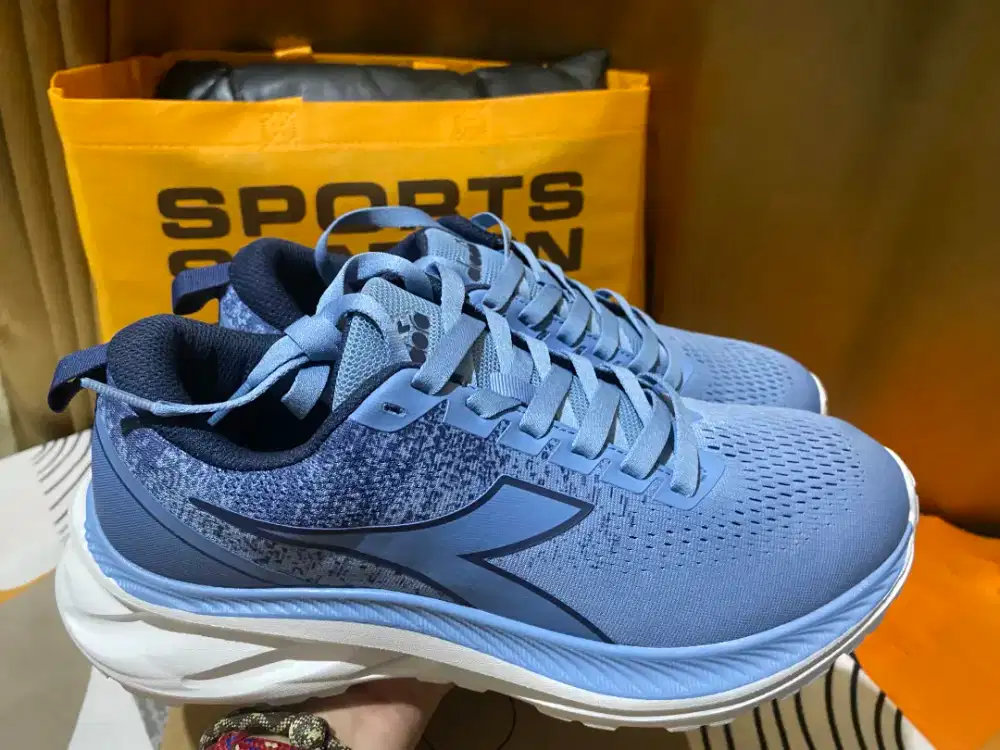 Sepatu diadora running