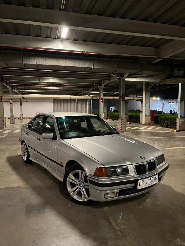 BMW 323i 1997 Bensin