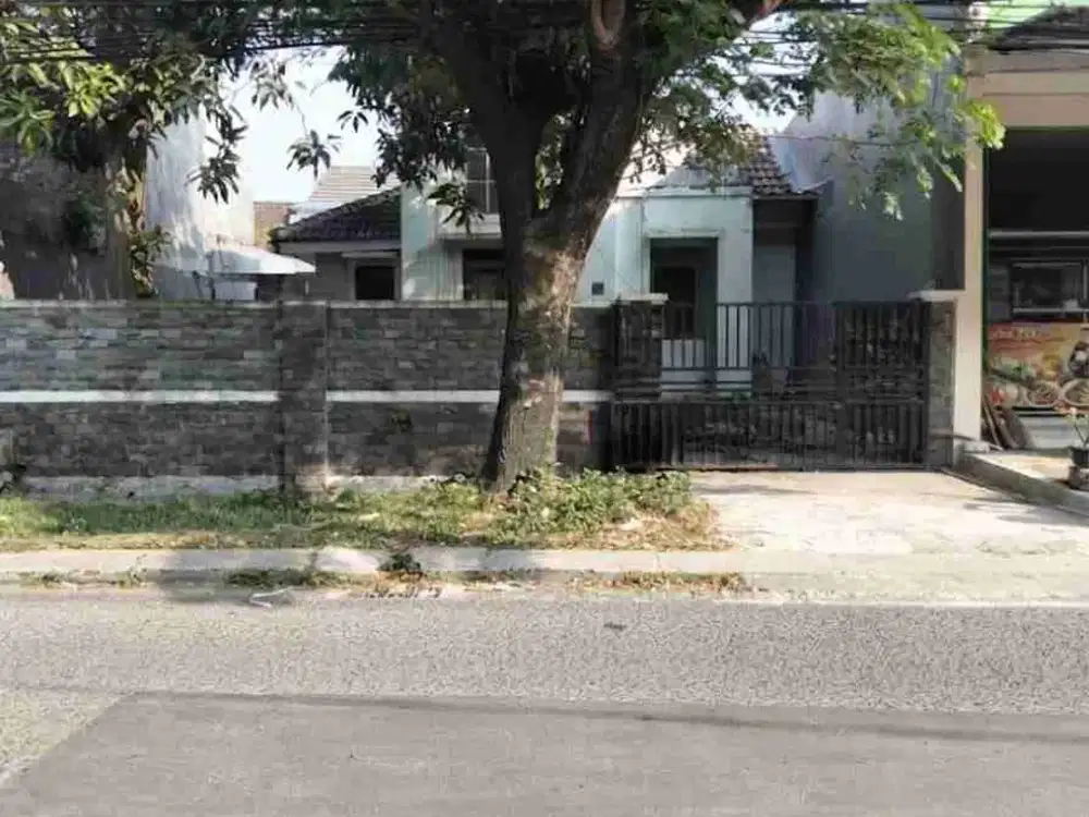 Rumah pinggir jalan utama cocok untuk usaha