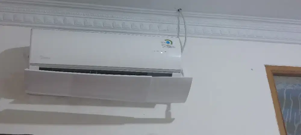 Dijual AC midea 1 pk baru pakai 11bln masih bagus