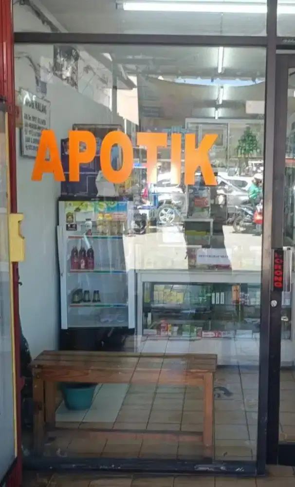 Kaca pintu depan apotek