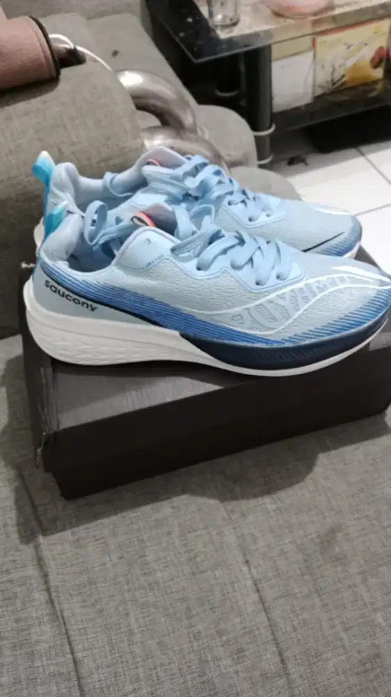 Sepatu saucony size 40