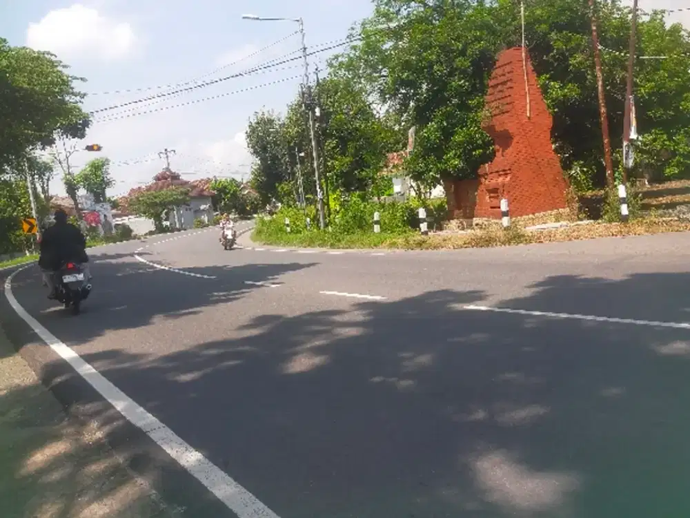 JUAL  MURAH. TANAH    POSISI HOOK  / POJOK PADAT PENDUDUK BAGUS UNTUK INDOMART ,SHOOWROOM ,KANTOR 0JALAN RAYA PROPINSI