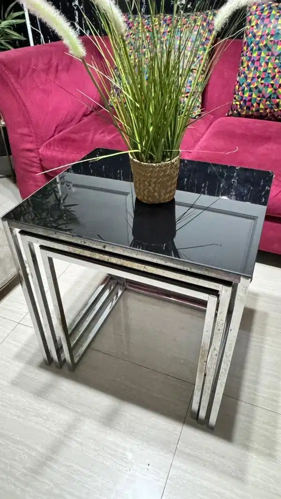 Meja ruang tamu