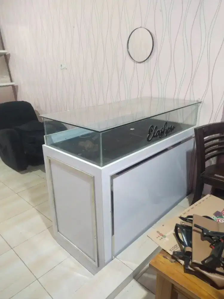 Lemari etalase bagus dan kokoh