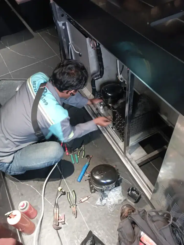 Teknisi freezer, undercounter, chiller box