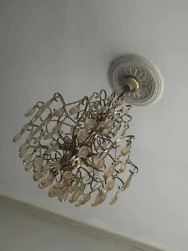 Lampu kristal asli