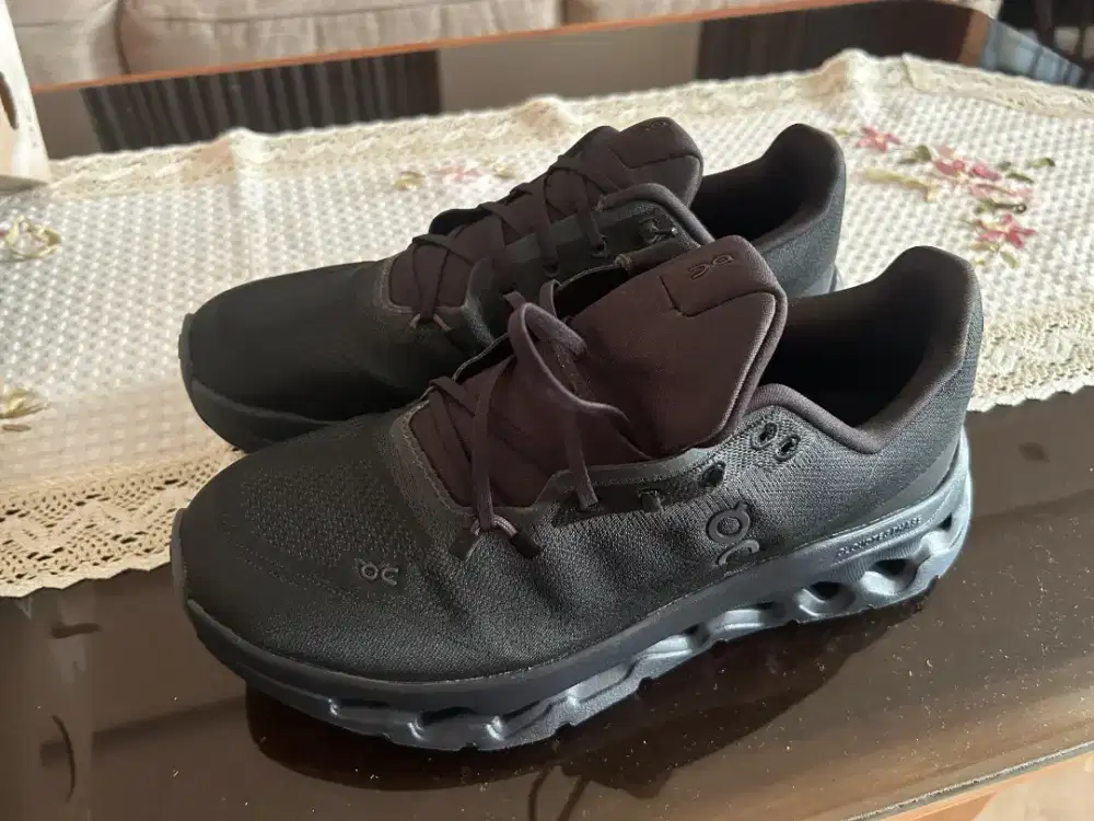 Sepatu On Running Cloudtilt All Black Original - Size 8.5 US / 42 EUR