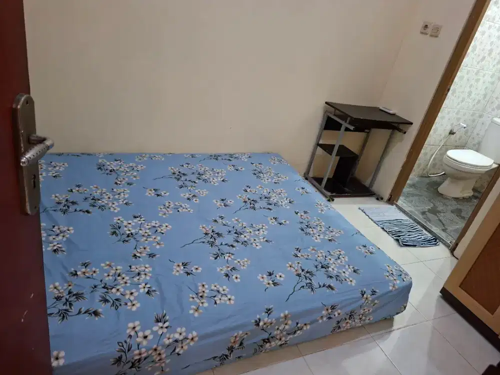 Tersedia kamar kost putra/putri.