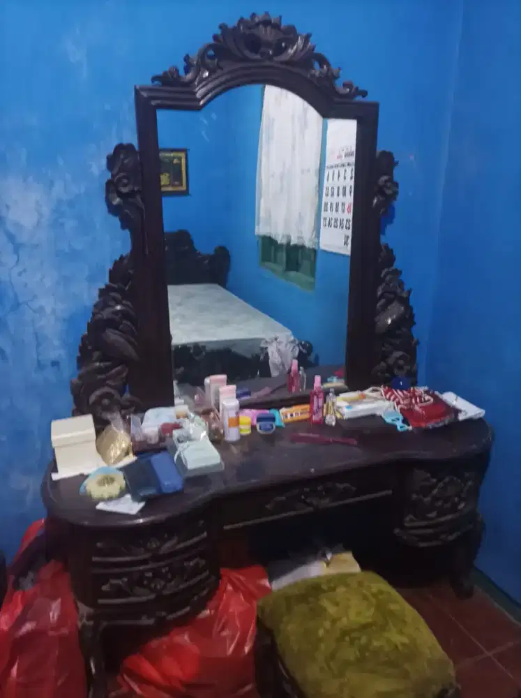 Set meja rias dan tempat tidur