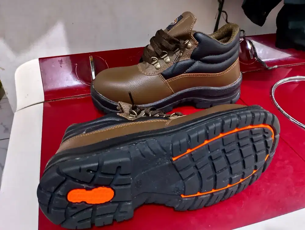 sepatu safety dan proyek