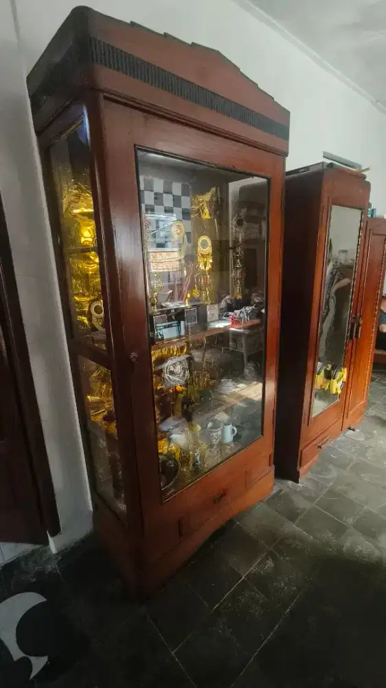 Lemari jati zaman belanda