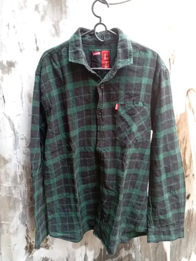 Flannel dan kaos lengan panjang
