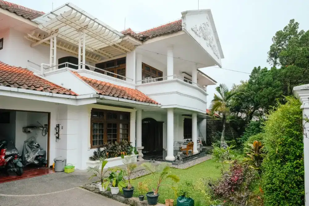 Dijual Rumah Mewah Luas dan Tenang di Jakal km 5 plus Kolam Renang