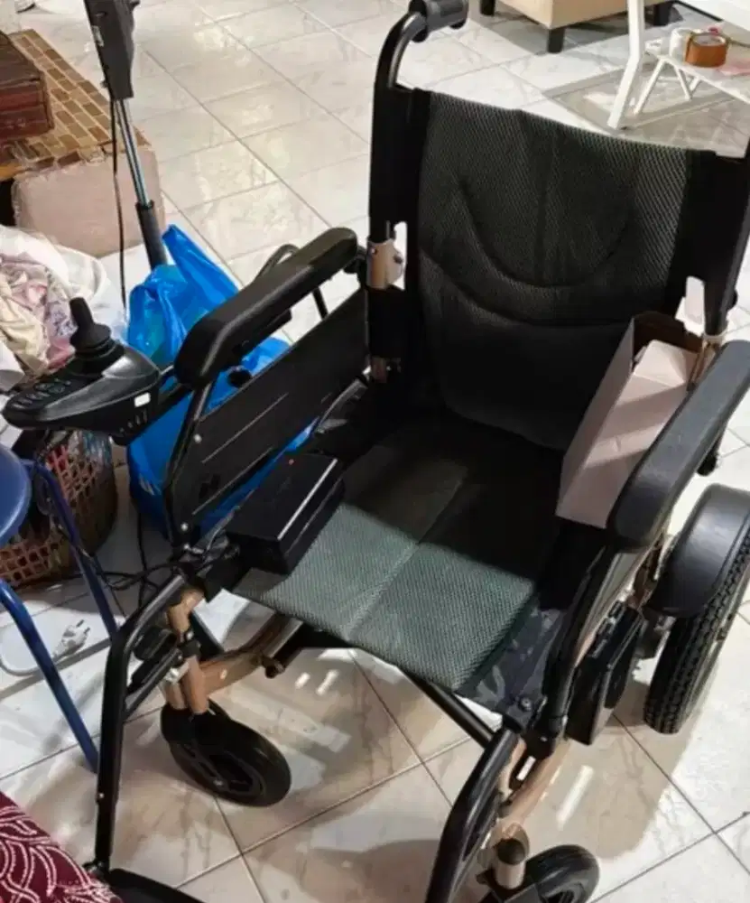 Wheelchair. Kursi roda listrik. Elektrik. Fungsi normal. Merk mahal.