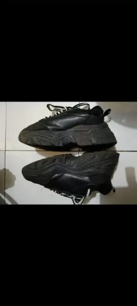 Dijual Borongan 2 pasang sepatu ukuran 37 siap pakai.