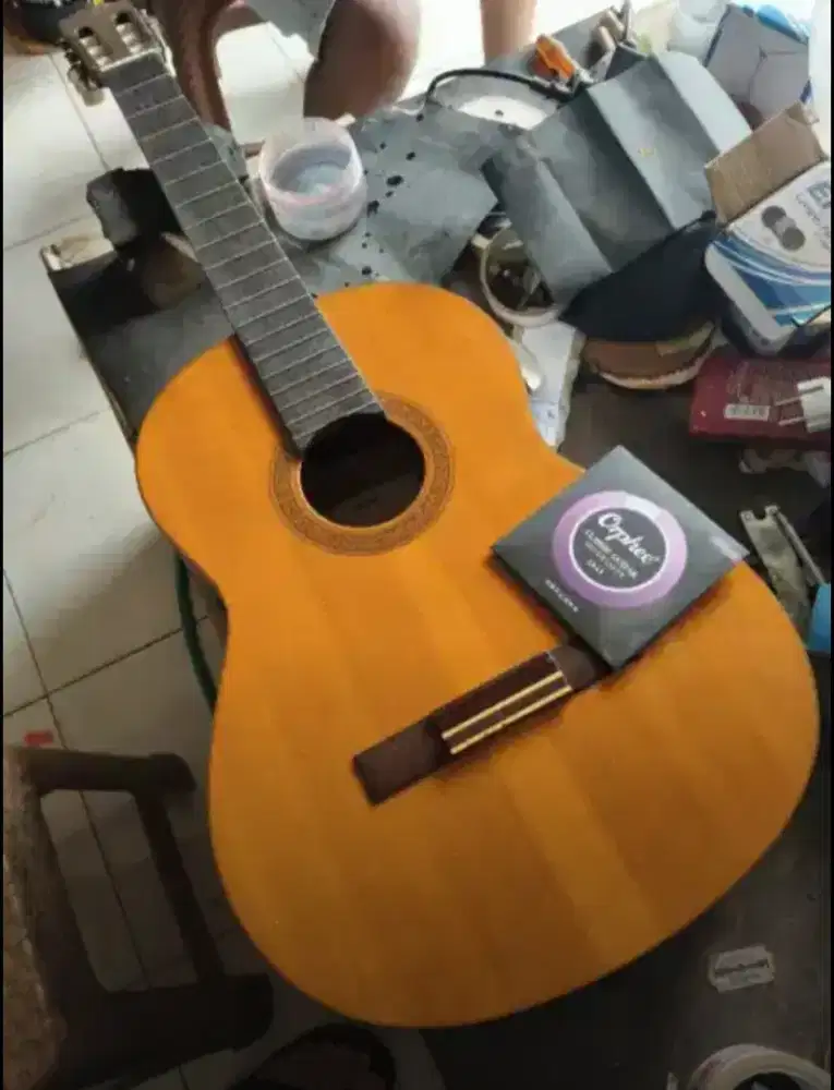 Dibutuhkan tenaga bidang kayu untuk produksi gitar