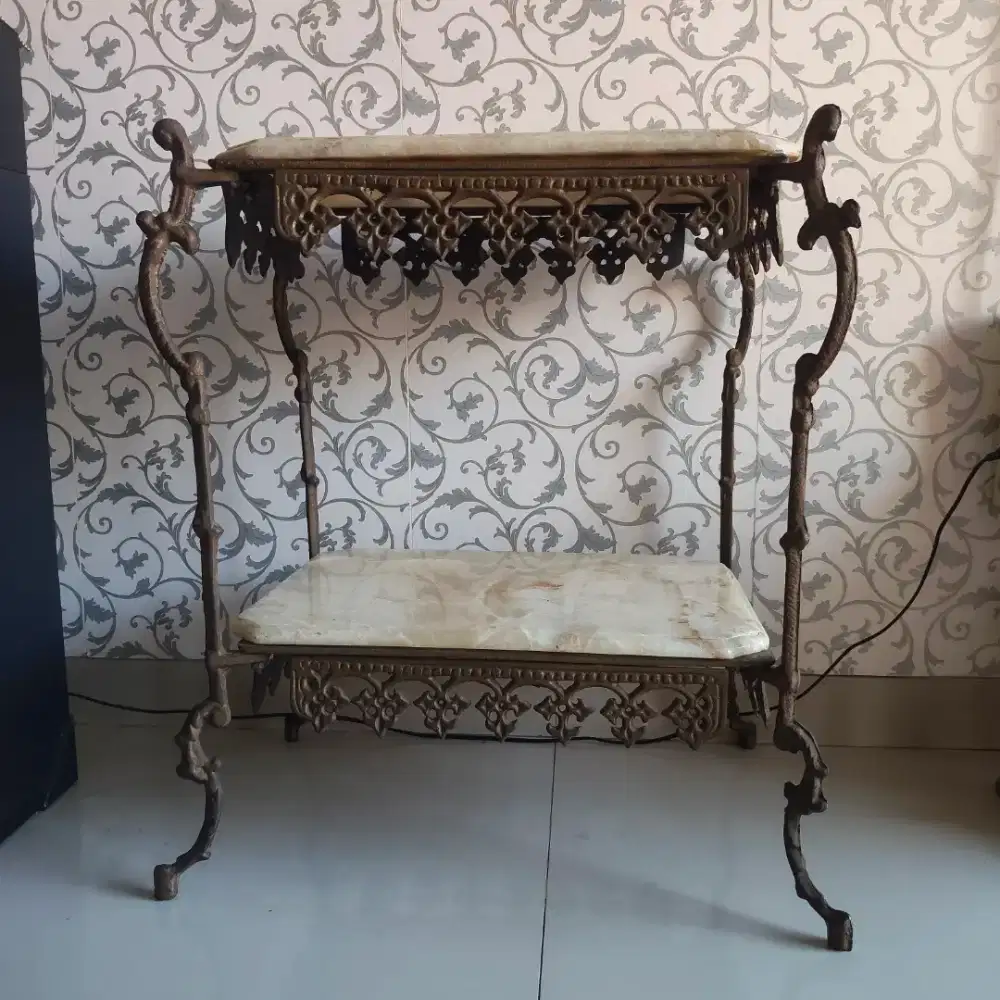 Meja tingkat marmer