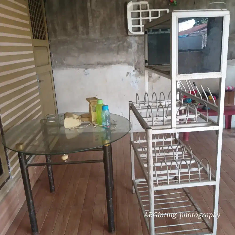 Meja kaca bulat dan rak piring alluminium