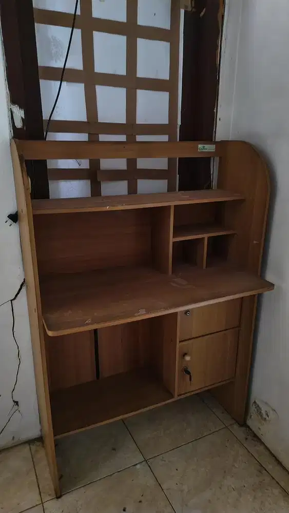 Meja belajar merk crown