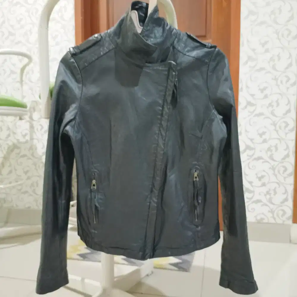 Jaket kulit wanita