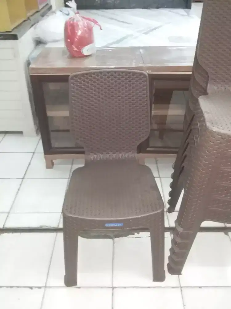 Kursi plastik sandaran