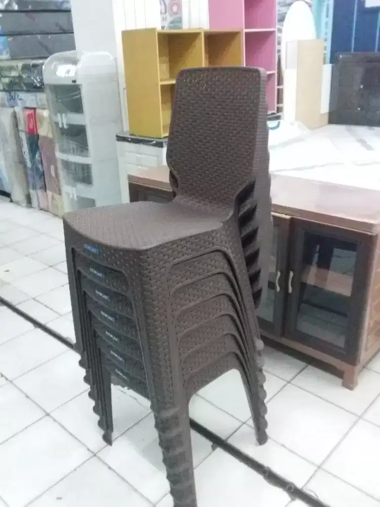 Kursi plastik sandaran