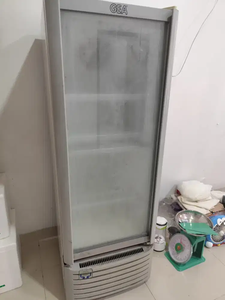 Dijual showcase merk Gea
