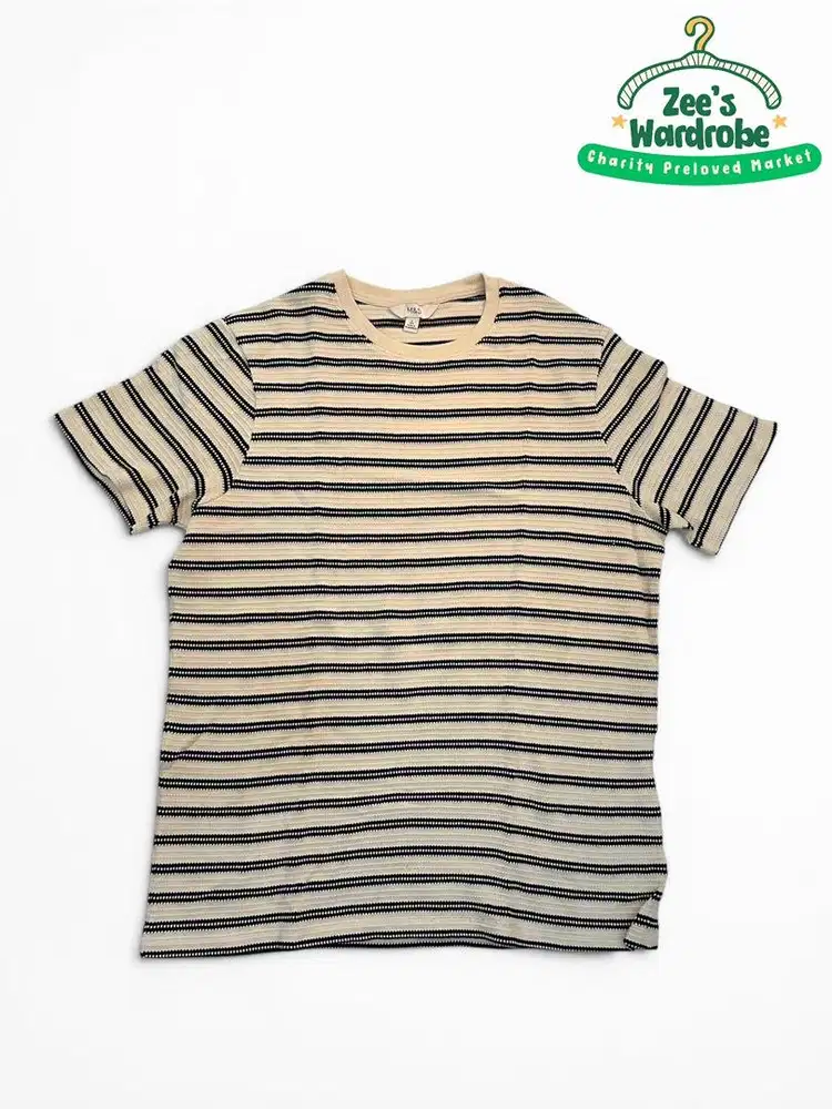 Kaos Garis Marks & Spencer