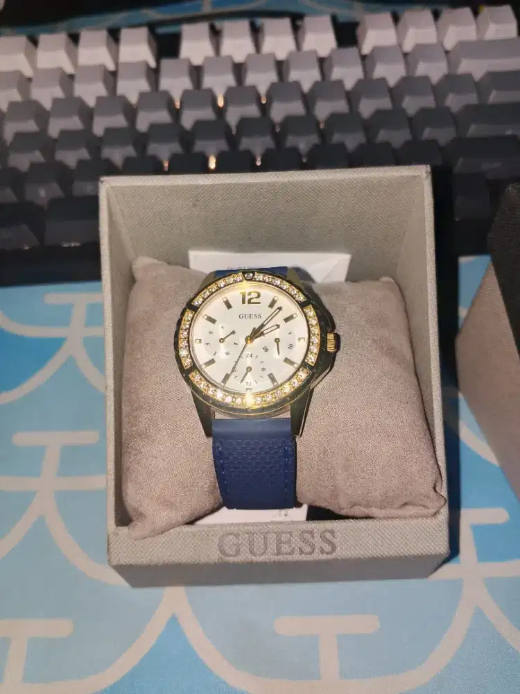 Jam tangan perempuan Guess