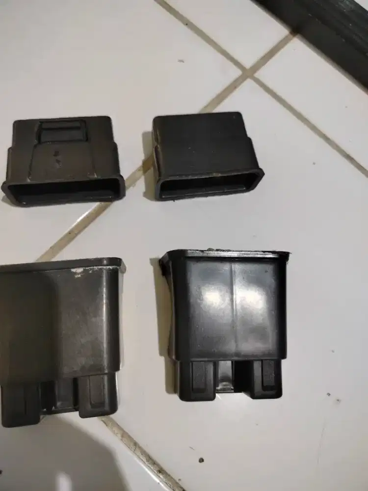 Kaki plastik lemari