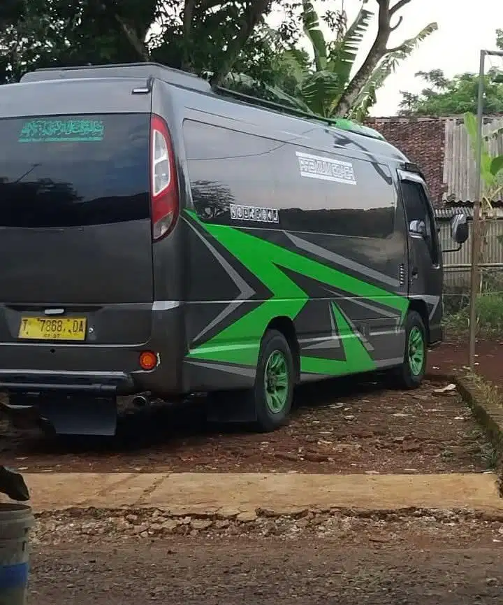 Minibus isuzu tahun 2015