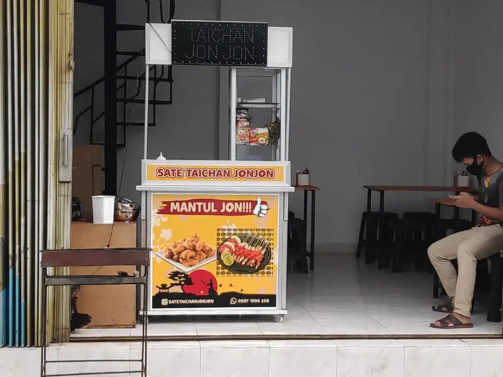Karyawan Sate Taichan Matraman