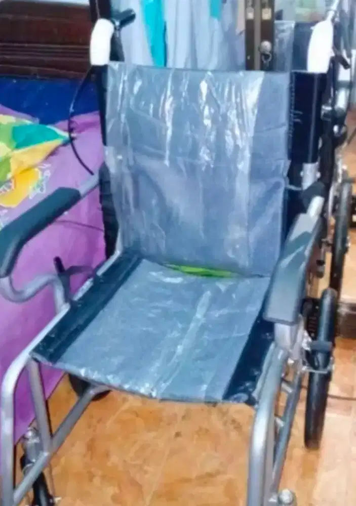 Wheel chair. Kursi roda kecil. Bisa di lipat. Normal. Jarang pakai