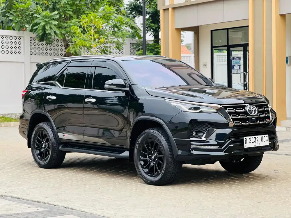 MOBIL TOYOTA FORTUNER 2.8 GR Sport DSL AT SOLAR 2024 FULL BLACK 2025