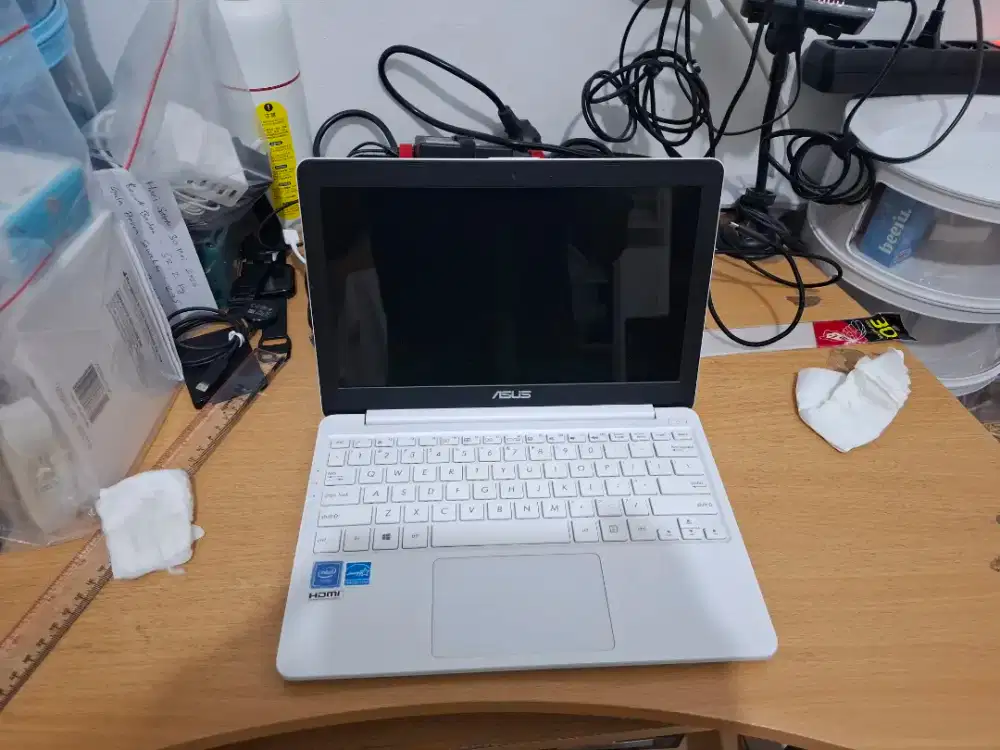 DIJUAL LAPTOP ASUS E203NAH 11,6 INCHI WARNA PUTIH