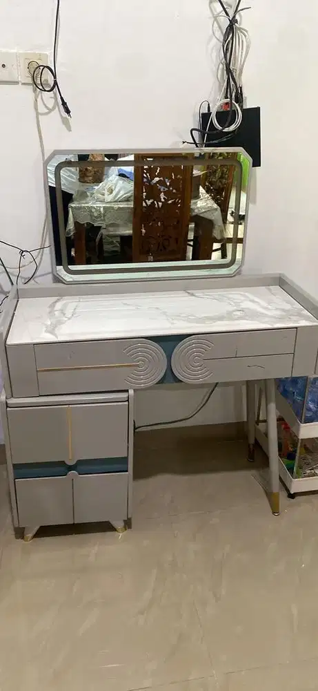 Meja rias ada lampu touch screen