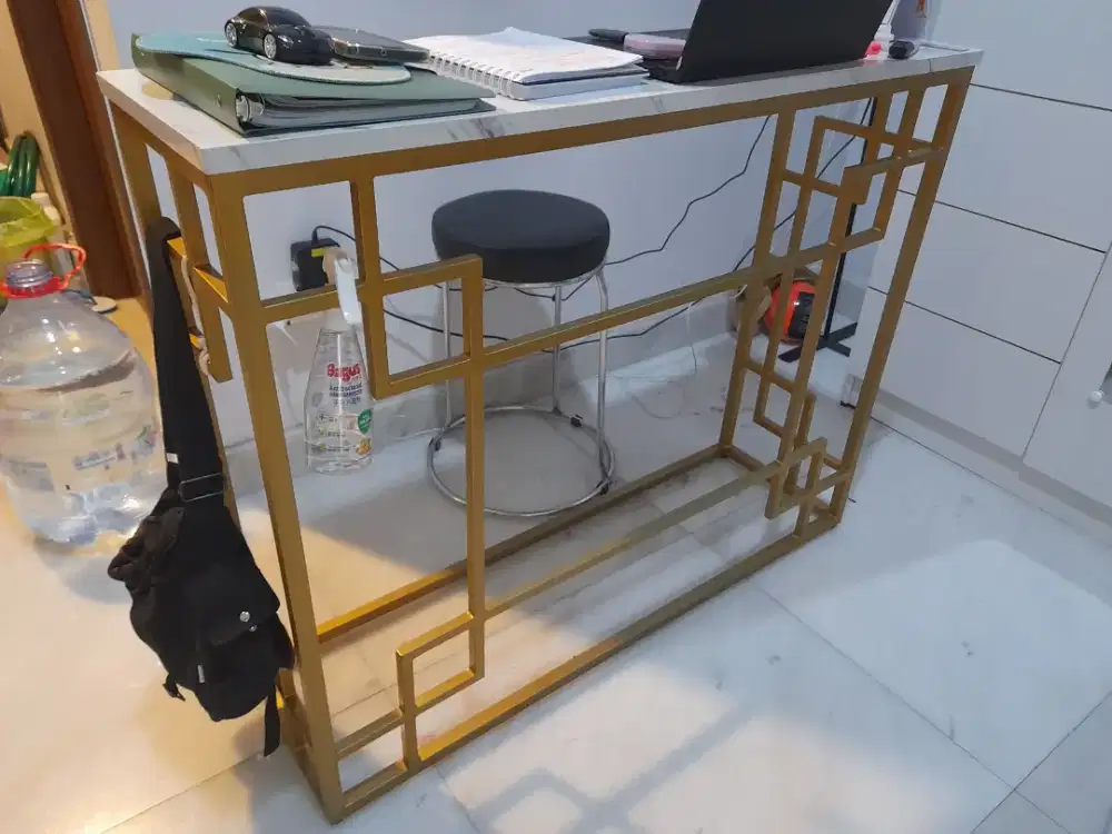 Meja Konsol Dekorasi Rumah
