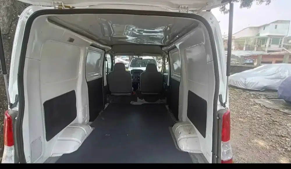 Mobil Niaga G Max Blind Van
