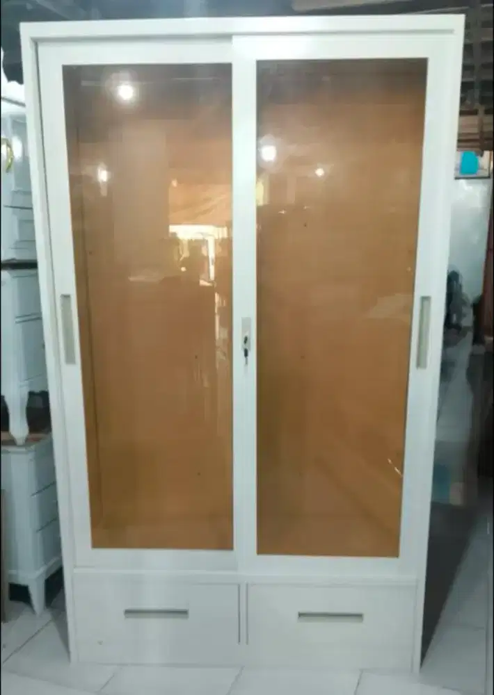 Lemari besi full gantungan