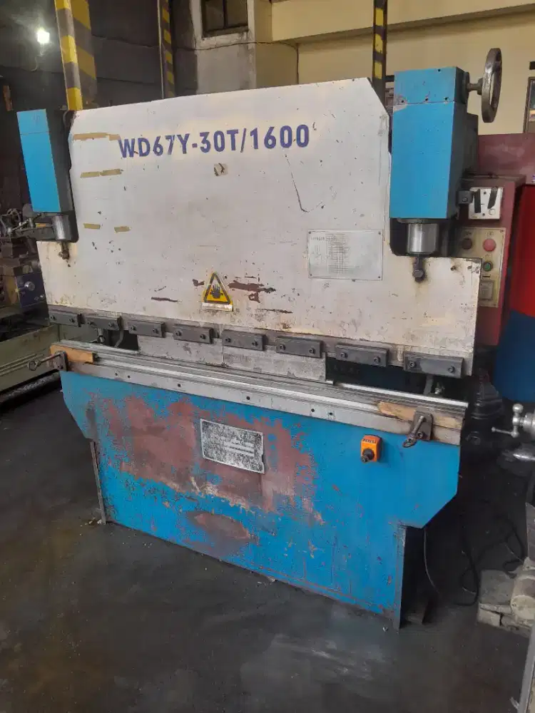 Mesin bending 30T x1600