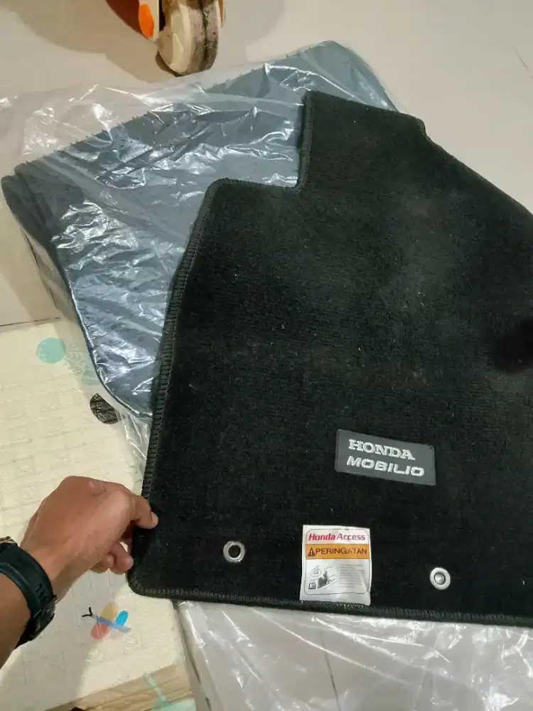 Karpet original mobil Honda Mobilio hitam