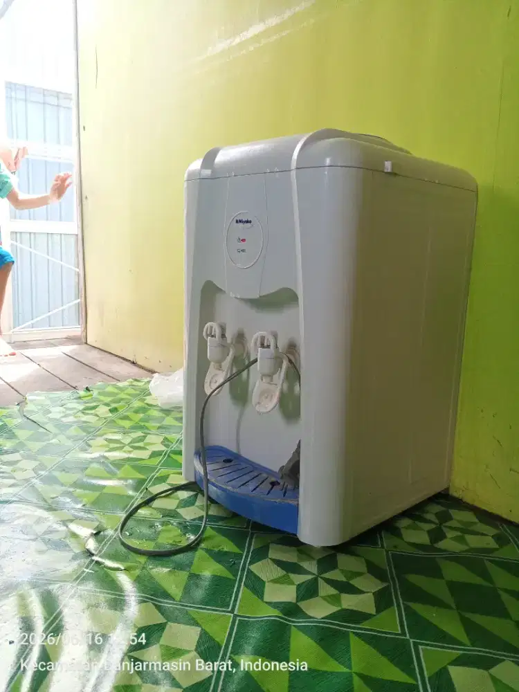 Dispenser air minum