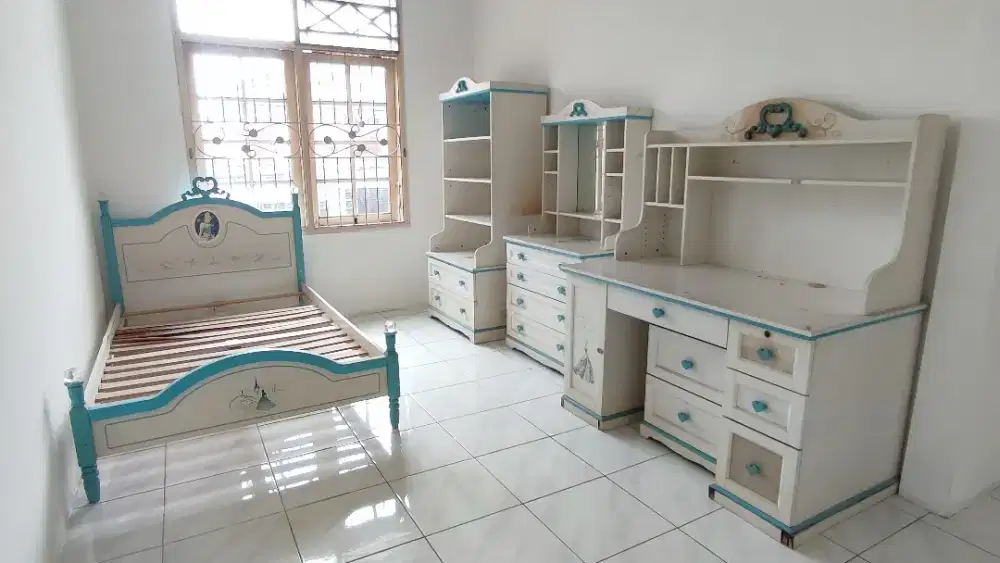 Tempat Tidur, Meja Belajar dan Meja Rias Anak