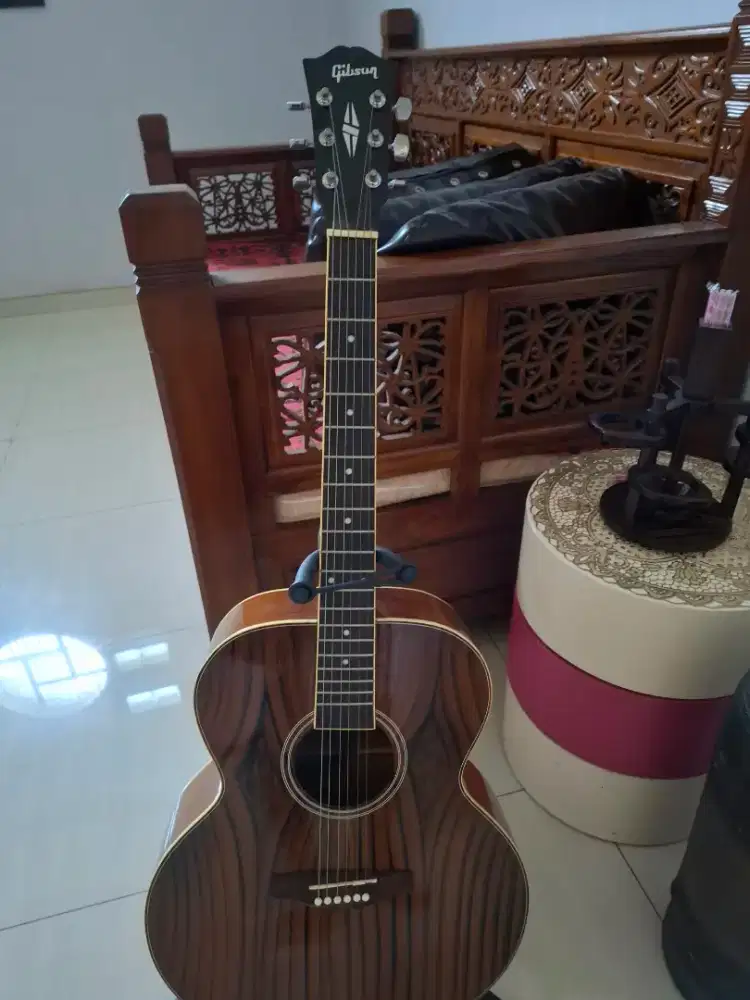 Gitar acustik gibson
