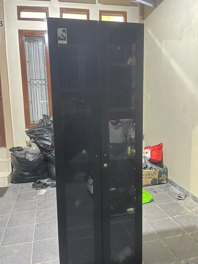 Lemari Display Besi Kaca