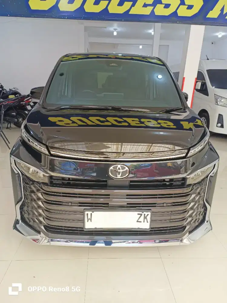 TOYOTA VOXY 2024 LOW KILOMETER