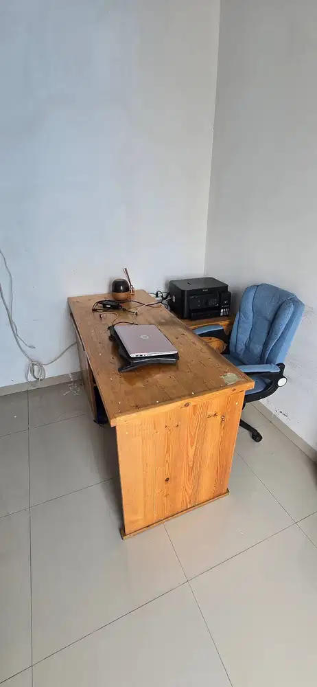 Meja Kerja Custom Kayu + Kursi Kerja Biru Preloved