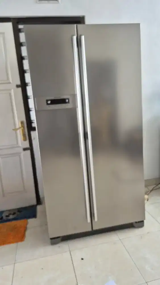 Kulkas side by side electrolux