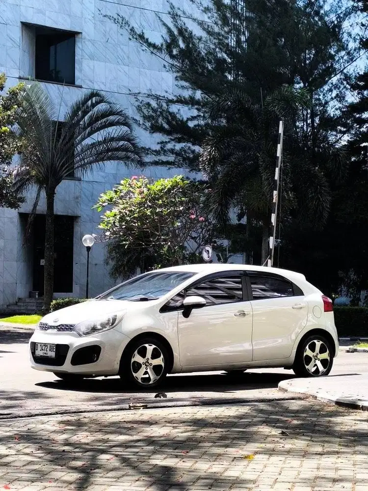 DP 19JT // NEW KIA RIO SE 1.4 AT 2013 SATU TANGAN